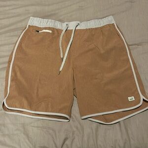 Men’s Vuori Banks Short. No liner. Heathered orange color